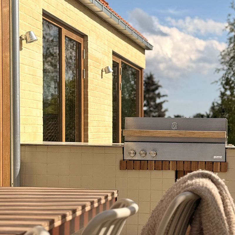 Sådan byggede Villa Westre sit drømmeudekøkken med fliser og Bluegaz Z indbygningsgrill