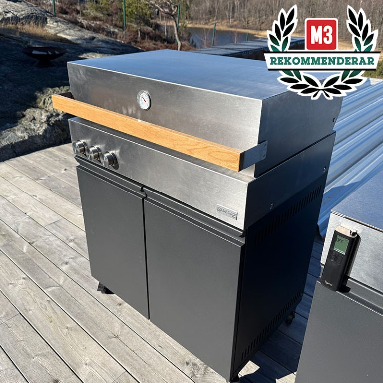 Bluegaz Z Gasolgrill står på ljust trädäck sett från höger sida