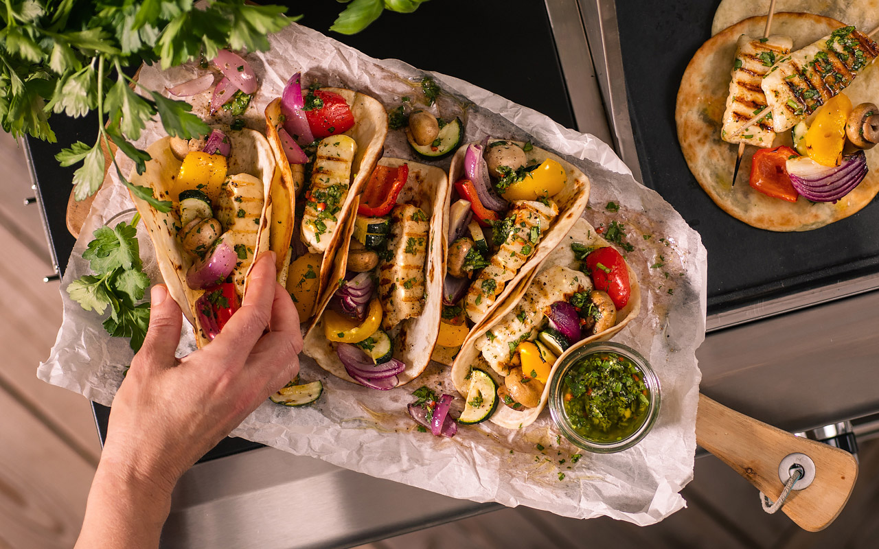 Grillede halloumi- og grøntsagsspyd med chimichurri