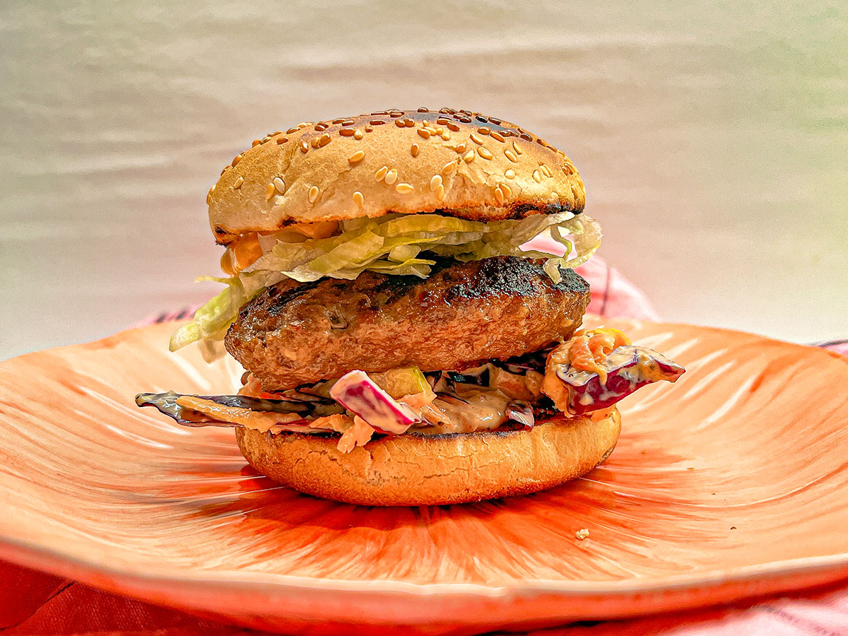 Opskrift – Grillet burger med hjemmelavet coleslaw