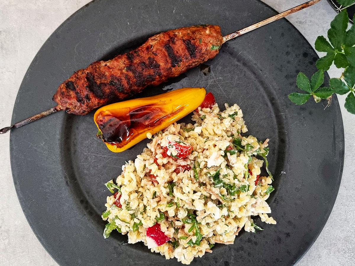 Opskrift – Grillet cevapcici og bulgursalat