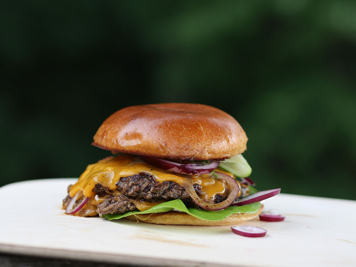 Opskrift – Grillet smashburger med cheddarost og syltet rødløg