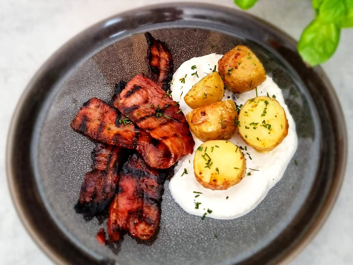Opskrift – Honning- og chilismurt grillet svinekød med nye kartofler og parmesansauce