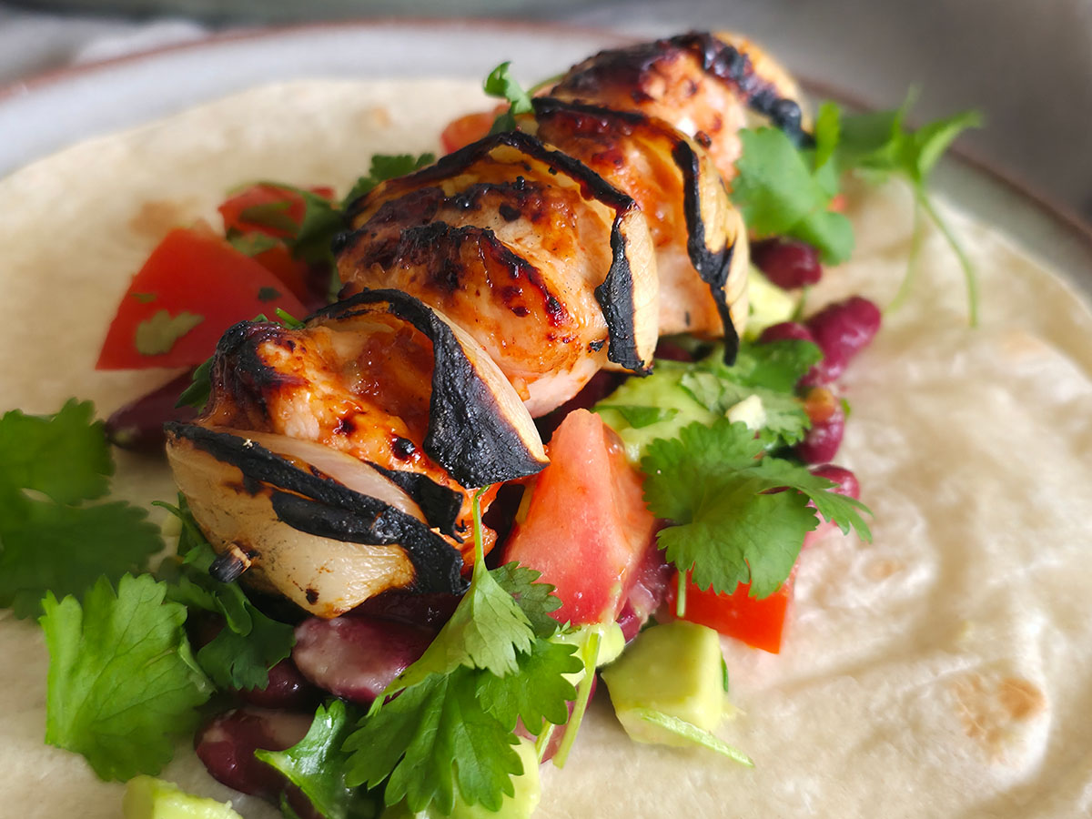 Opskrift – Grillspyd med kylling og frisk salat