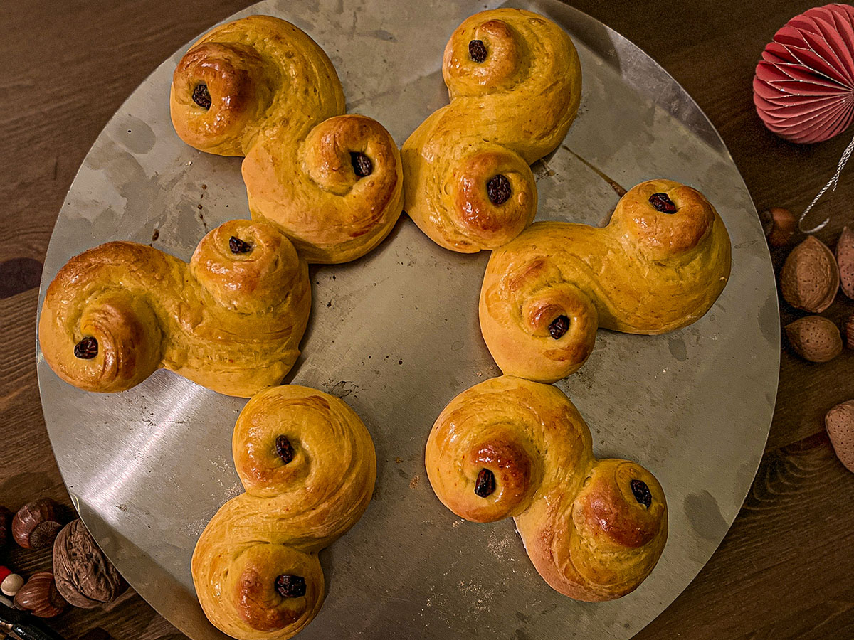 Opskrift – Klassiske lussekatter bagt på grillen
