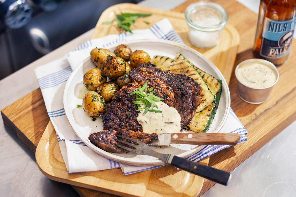 Opskrift – Grillet entrecôte med krydderurtepoter og hurtig bearnaise